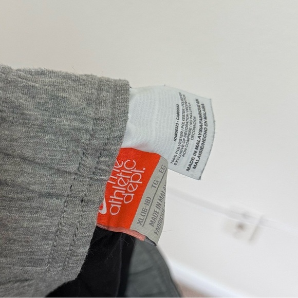 Nike Black Athletic Shorts Women’s Size XL - Picture 3 of 3